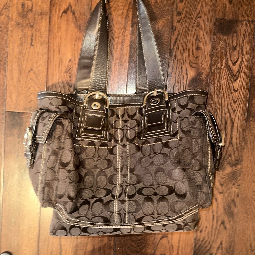 Women’s Coach chocolate brown tote bag